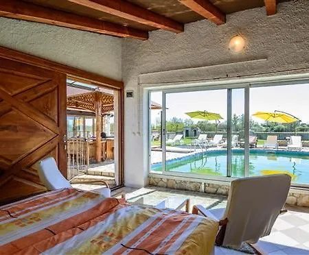 Archy Villa Loborika