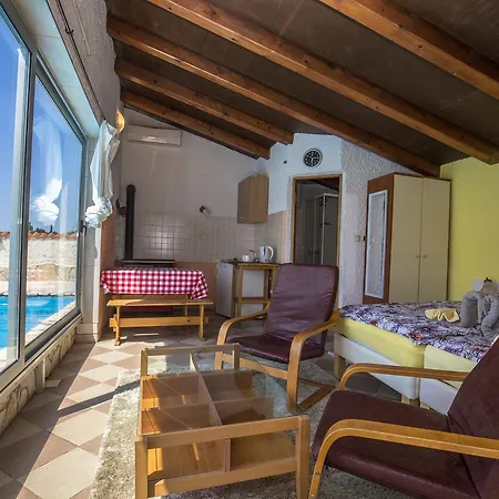 Archy Villa Loborika
